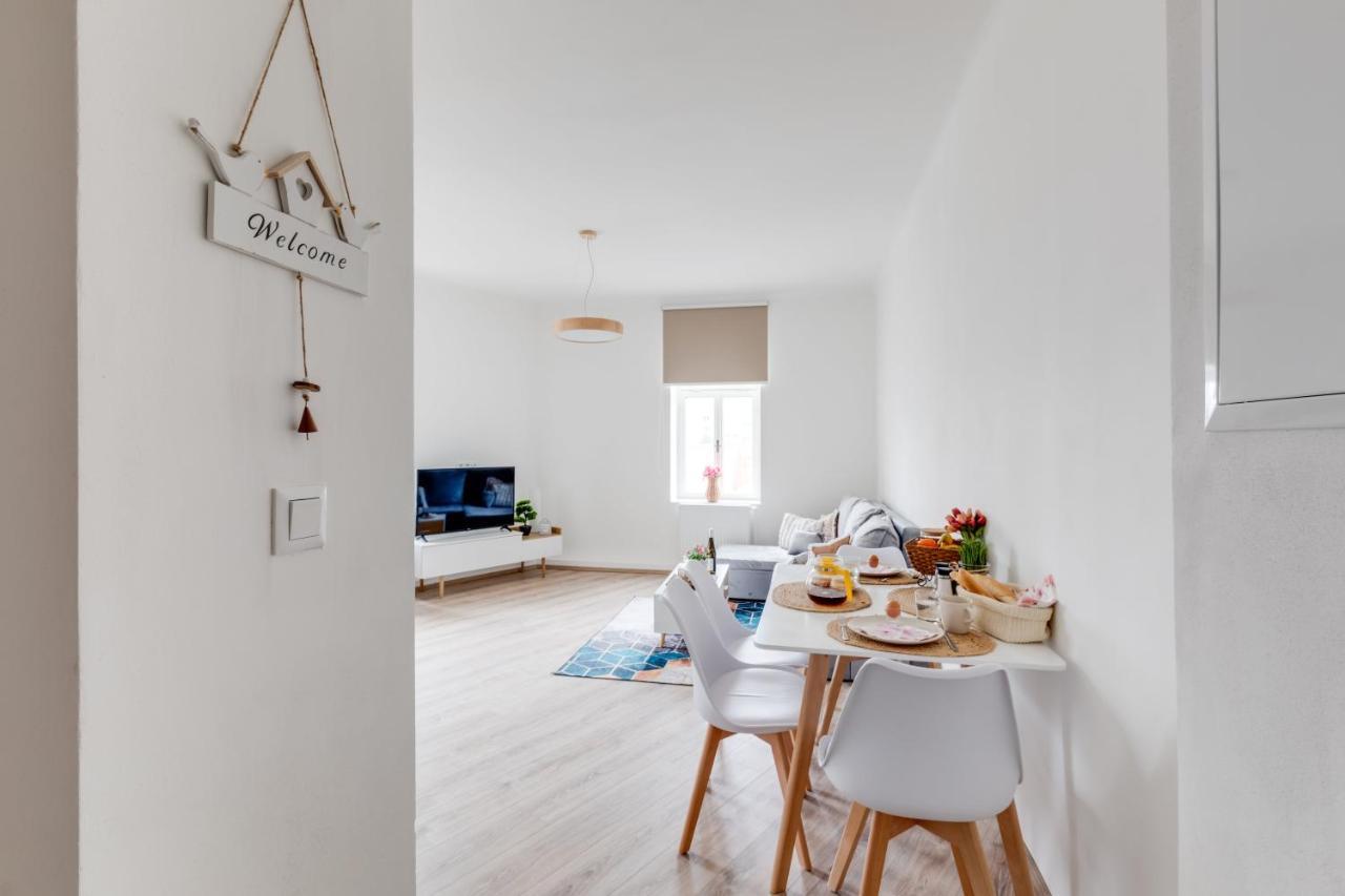 Modern, Bright And Spacious Apartment *