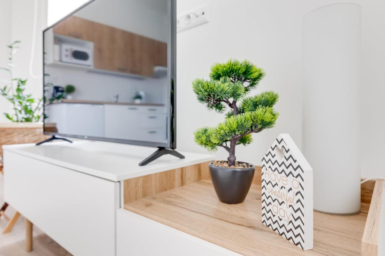 Modern, Bright And Spacious Apartment *